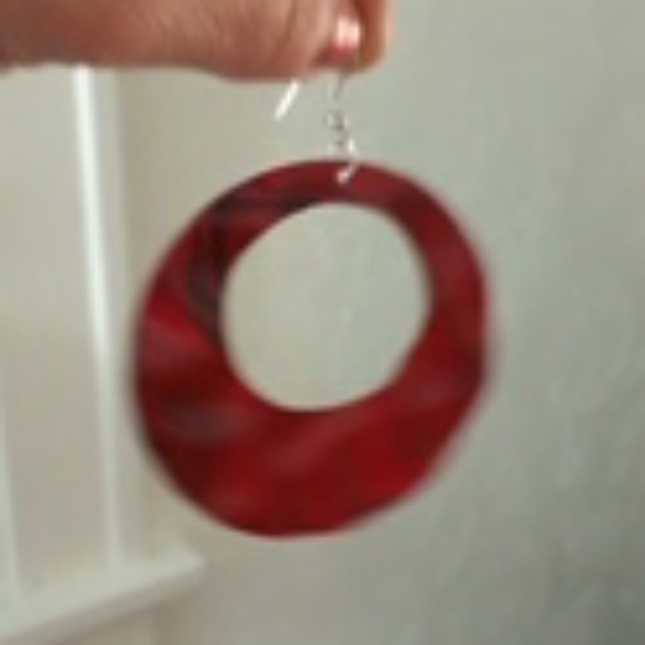 Red and black patterened earrings - Picture 4 of 4